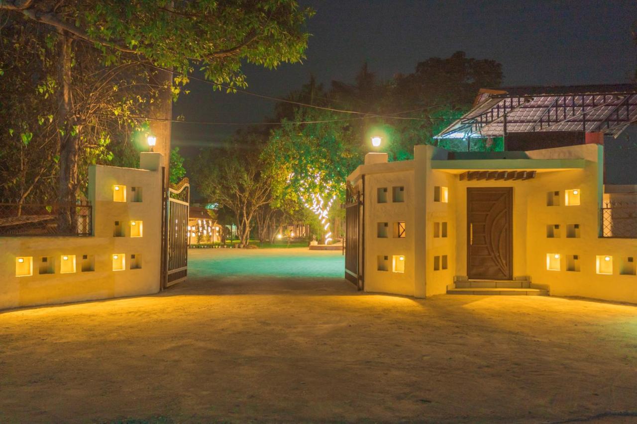 Royal Tiger Luxury Resort 4 Star Sauraha Exterior foto