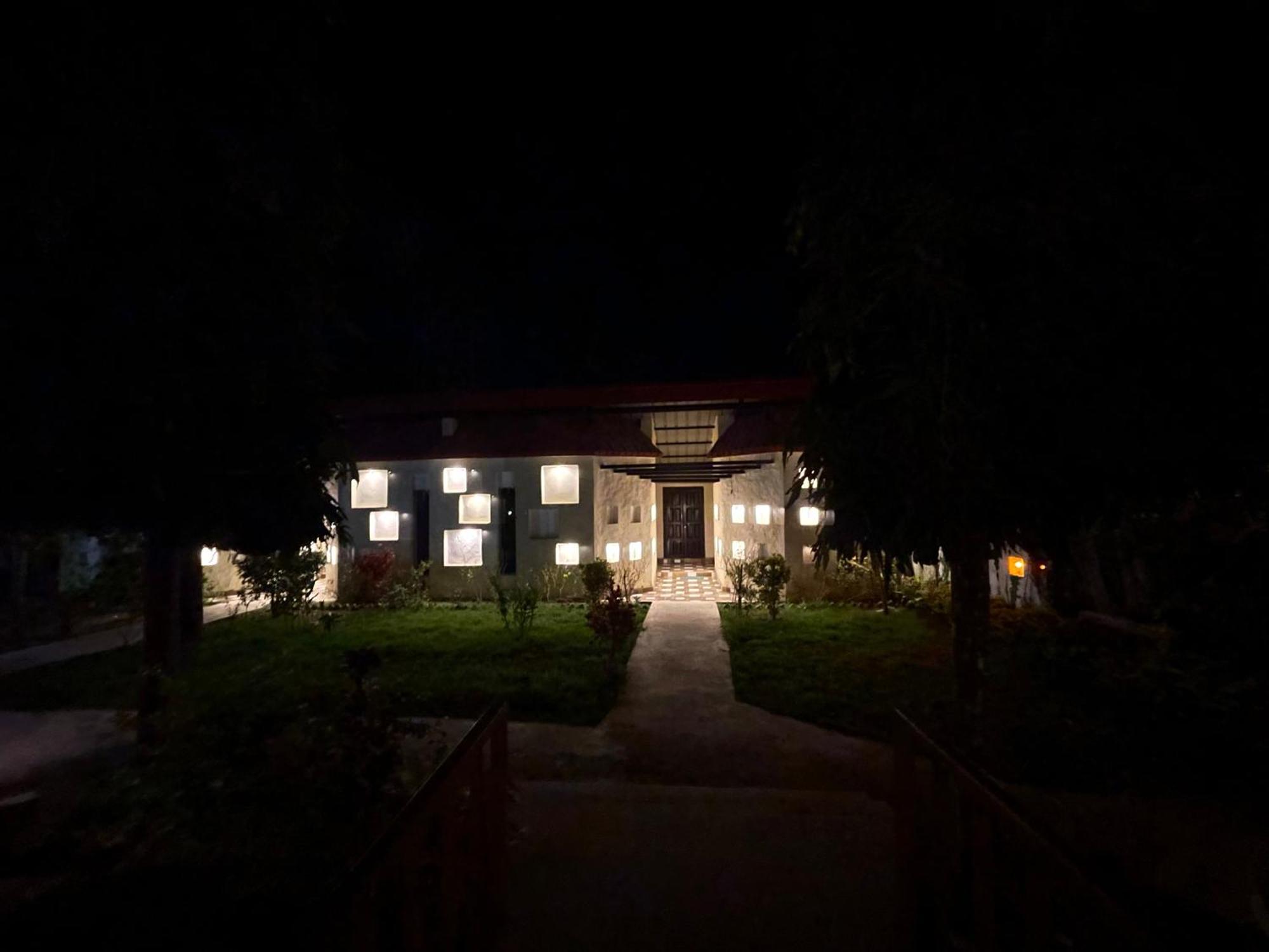 Royal Tiger Luxury Resort 4 Star Sauraha Exterior foto